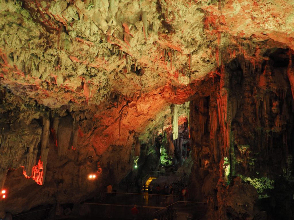 Steinerene Bühne in der Cathedrale Cave auf Gibraltar