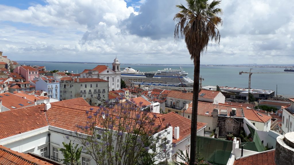 Blick vom Miraduoro Santa Lucia auf den Hafen von Lissabon mit der AIDAstella