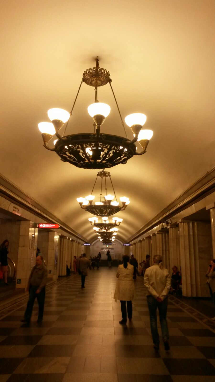 Unglaublich schöne Metrostationen in der prachtvollen russischen Stadt St. Petersburg