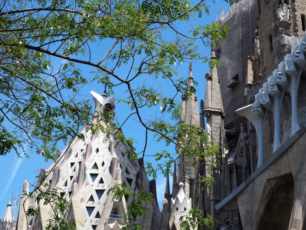 Facettenreiche Fassade der berühmten Sagrada Familia in Barcelona