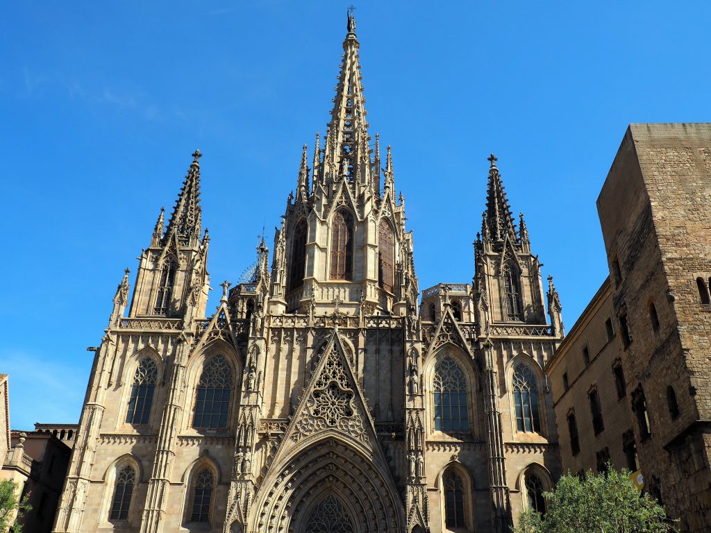 Mitten im gotischen Viertel steht die Kathedrale von Barcelona
