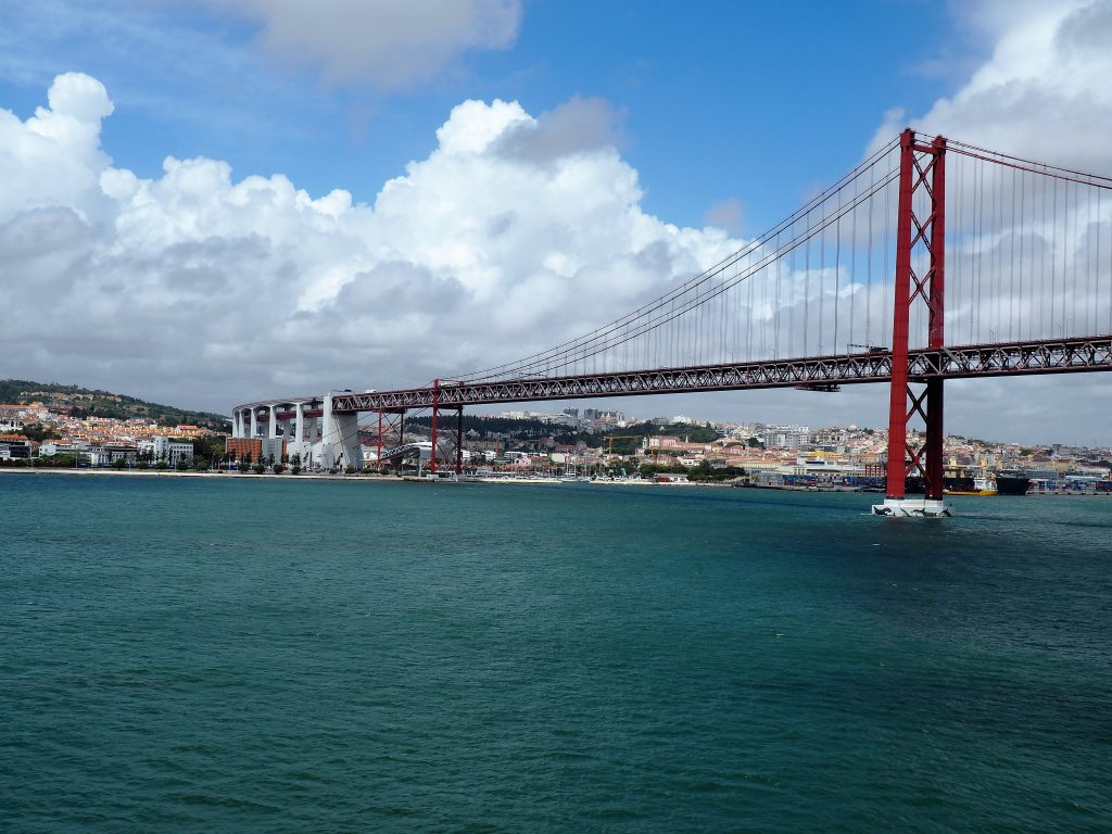 Die Brücke 25. April überspannt den Tejo und verbindet Lissabon mit seinen südlichen Stadteilen