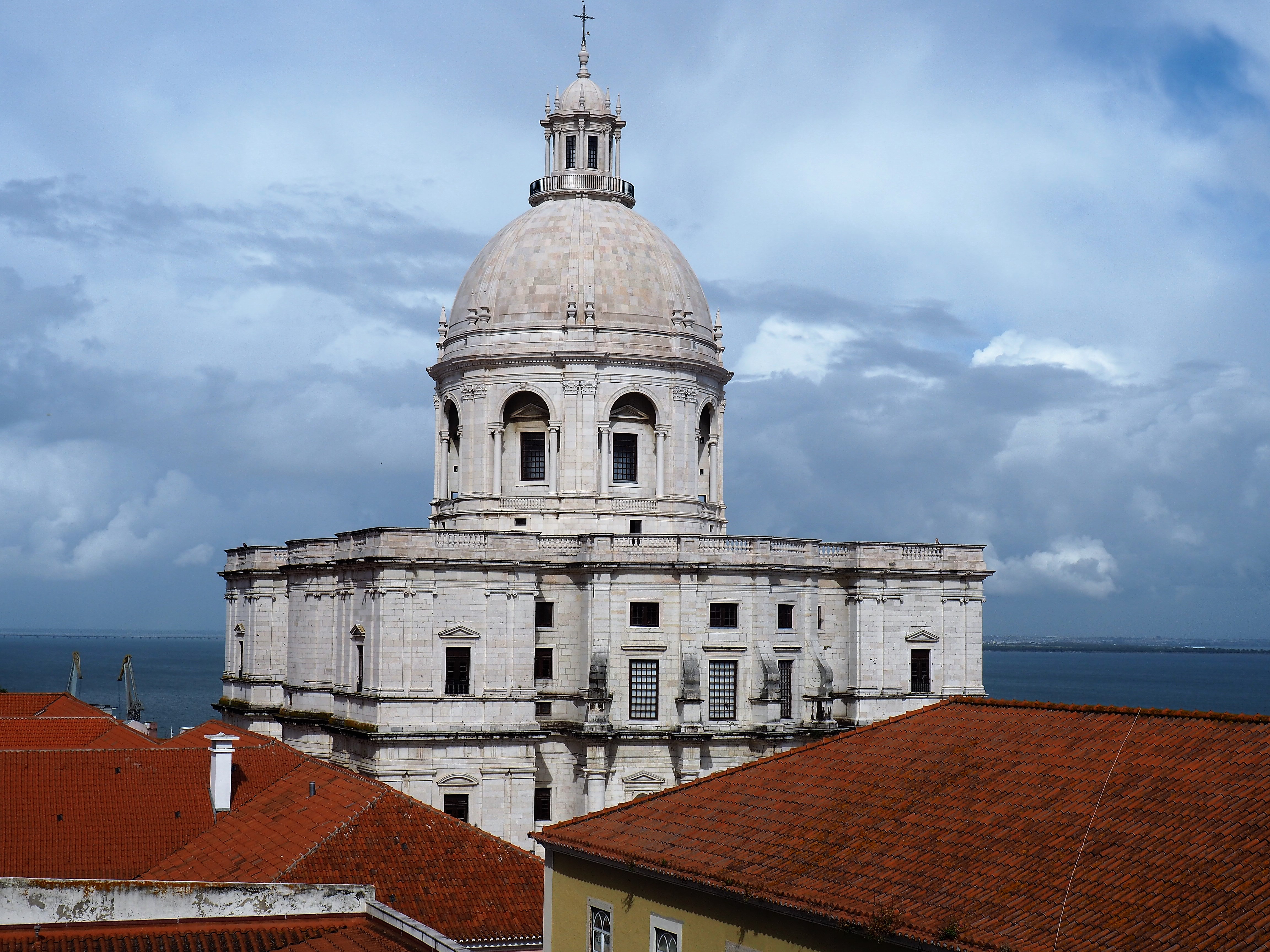 Die imposante Kathedrale St. Engracia in Lissabon, Wohin Reise im Oktober