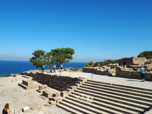 Großartiger Blick über die Ausgrabungsstätte der antiken Stadt Kamiros auf Rhodos
