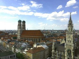 Spektakuläre Aussicht vom Turm des St. Peter, links die Frauenkirche, rechts das Rathaus