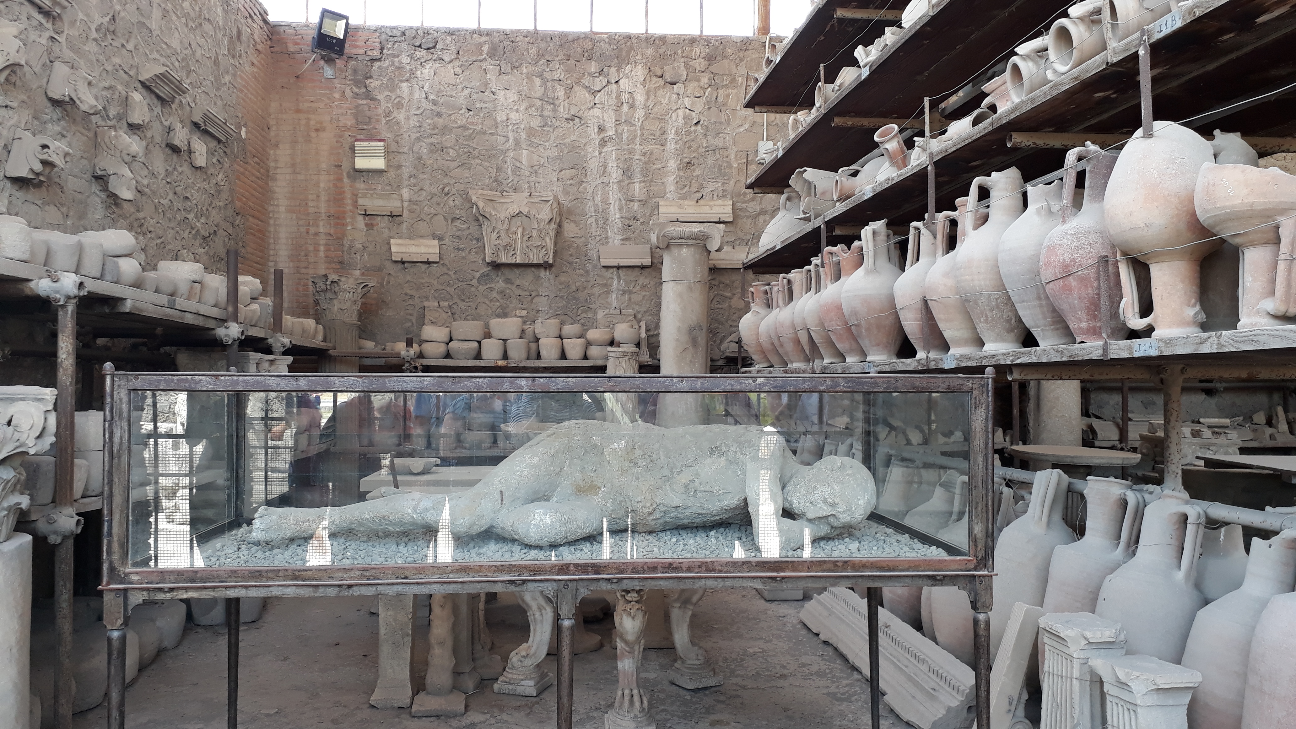 Gipsstatue und Tongefäße von den Ausgrabungen in der antiken Stadt Pompeji, die vor nahezu 2000 Jahren bei einem verheerenden Vulkanausbruch unter Asche und Lavagestein verschwand.
Kreuzfahrtausflug Pompeji und Vesuv