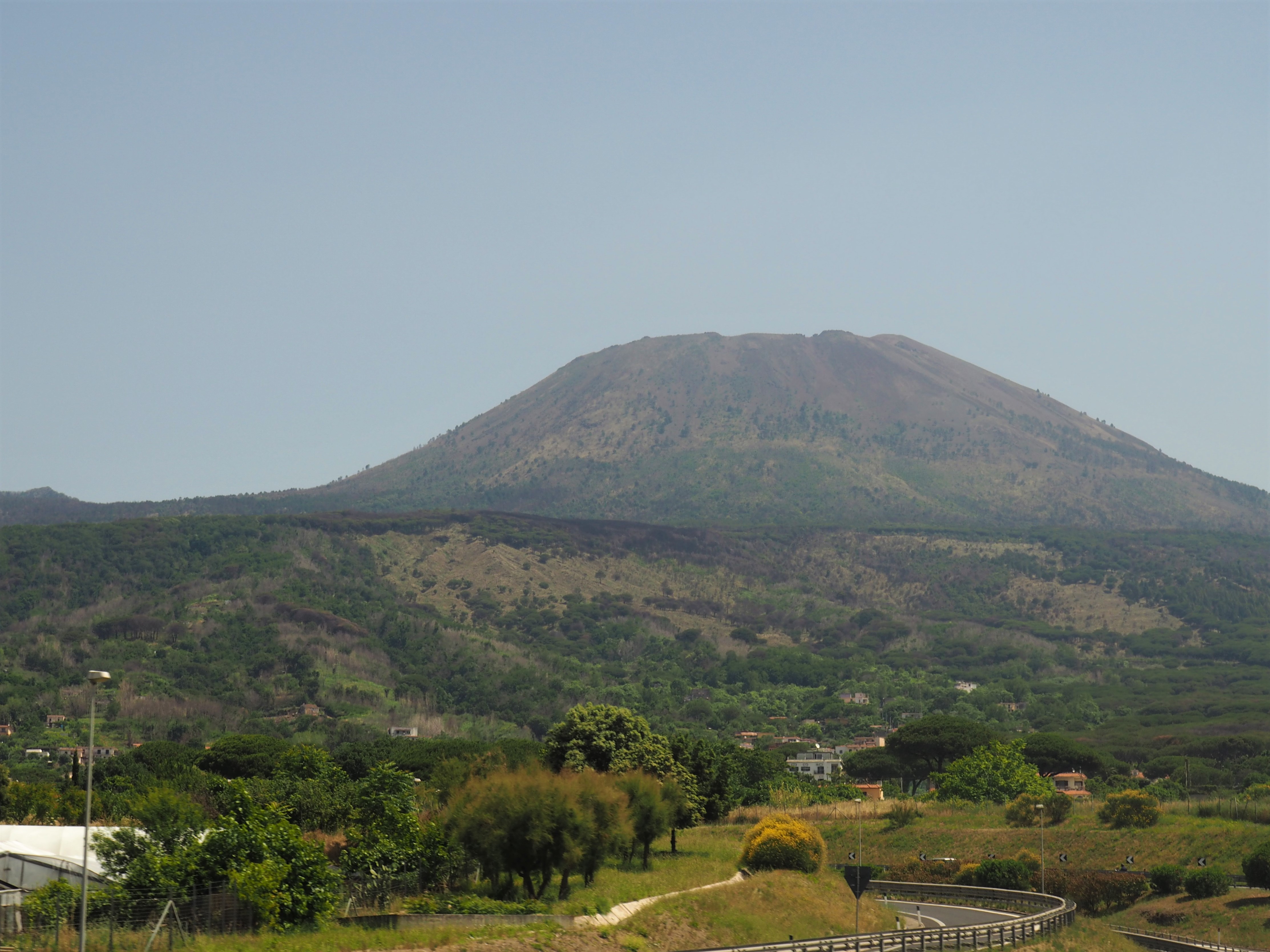 Harmloser Anblick des immer noch aktiven Vesuvs, einem der gefährlichsten Vulkane der Welt