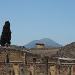 Die antike Stadt Pompeji mit dem Vesuv im Hintergrund, Kreuzfahrtausflug