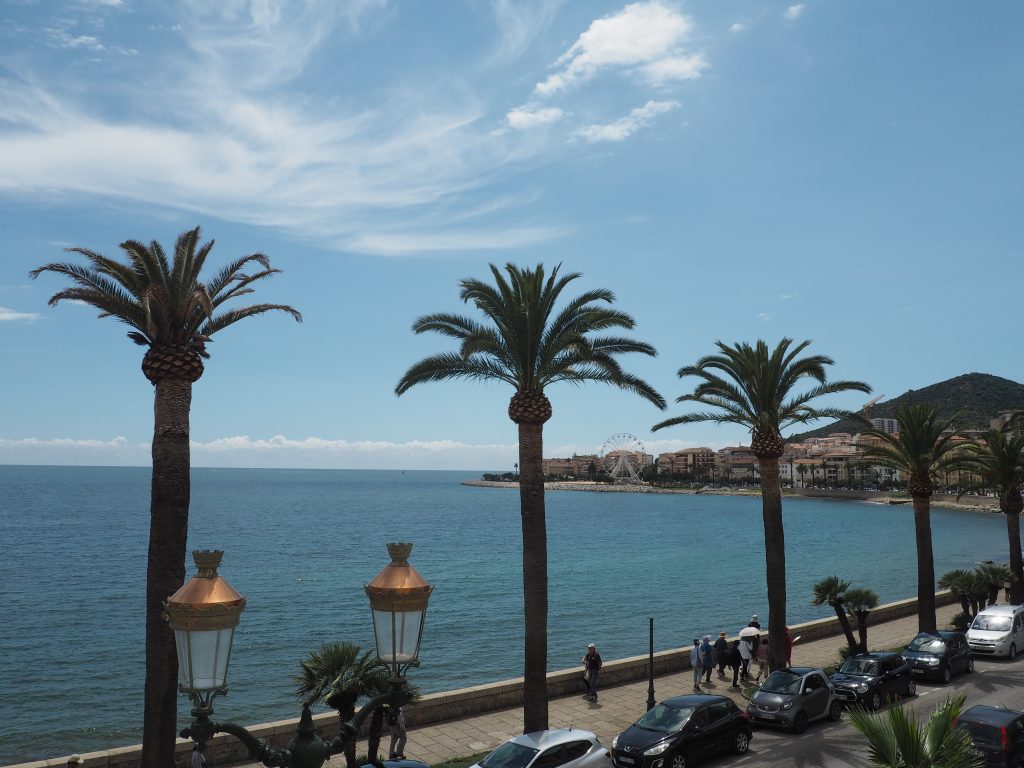 Palmen säumen die Uferpromenade von Ajaccio, der Hauptstadt von Korsika