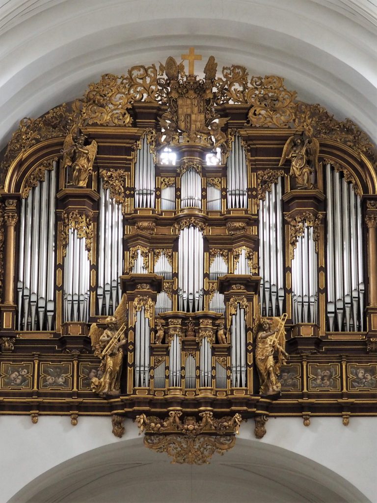 Imposante Orgel im Dom St. Salvator in Fulda