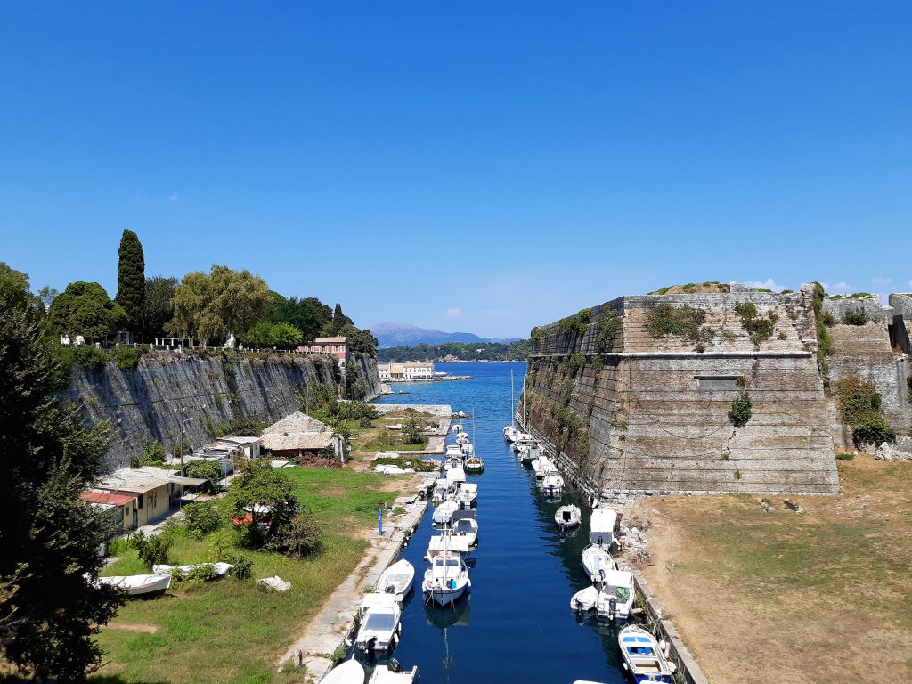 Spektakulärer Blick von der Brücke zur Alten Festung auf Korfu