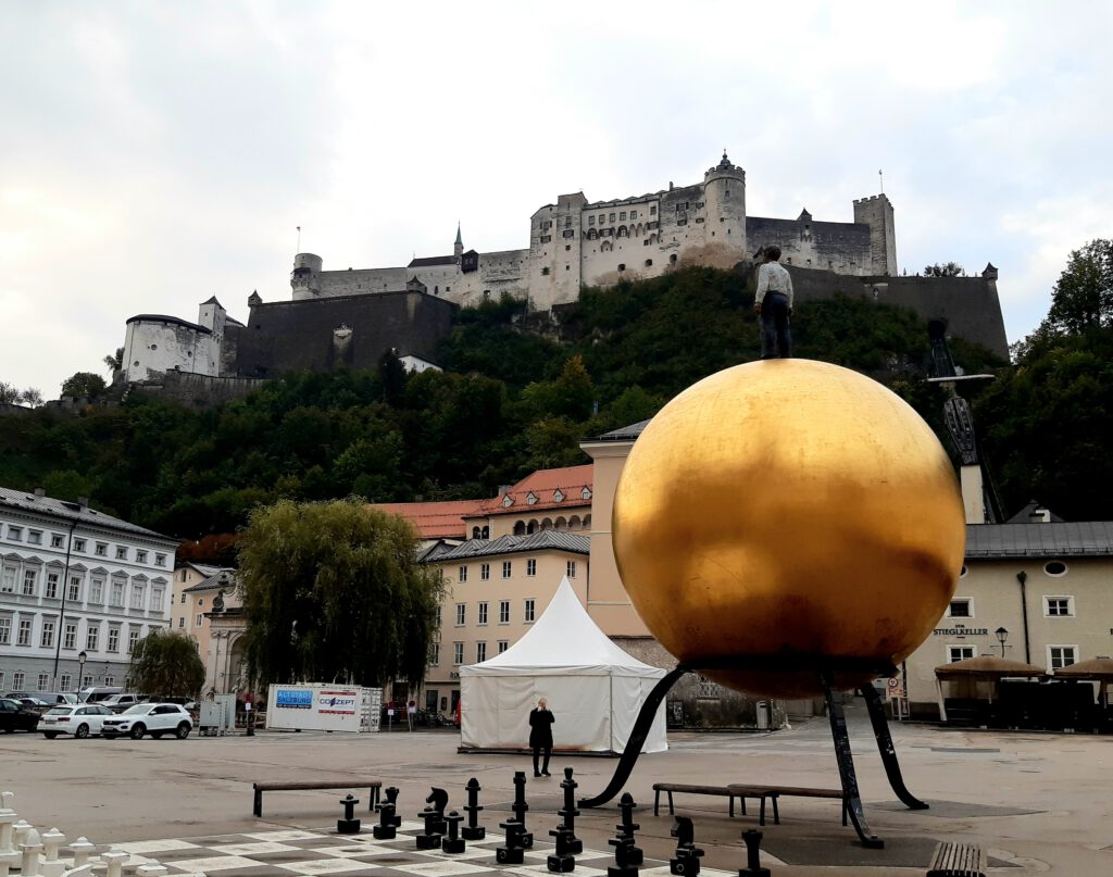 Skulptur Sphaera Die goldene Kugel Salzburg