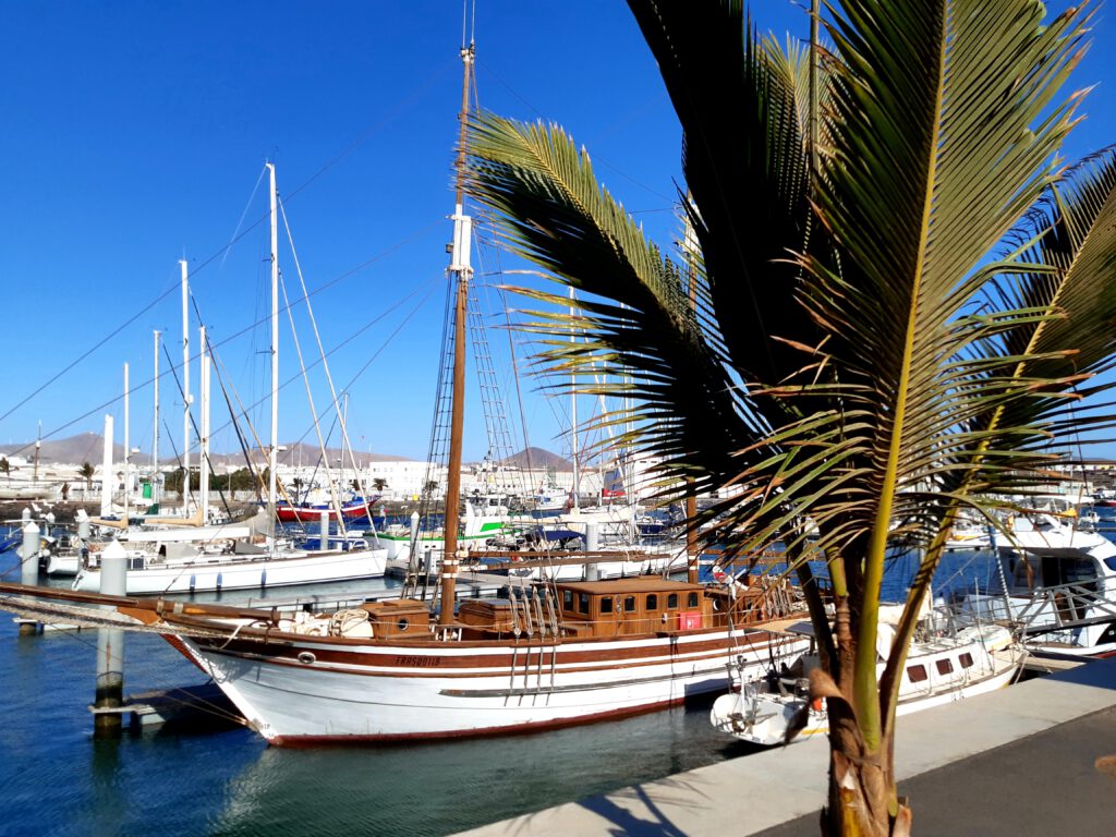 Beeindruckende Yachten im Hafen von Lanzarote