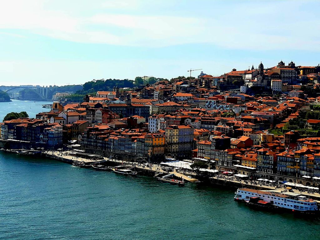 Porto Altstadtansicht mit dem Douro im Vordergrund