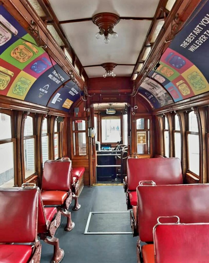 Eine Fahrt mit der historischen Straßenbahn in Porto