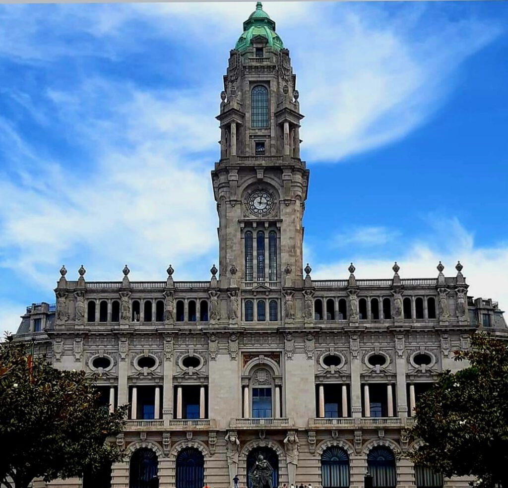 Imposantes Rathaus in Porto