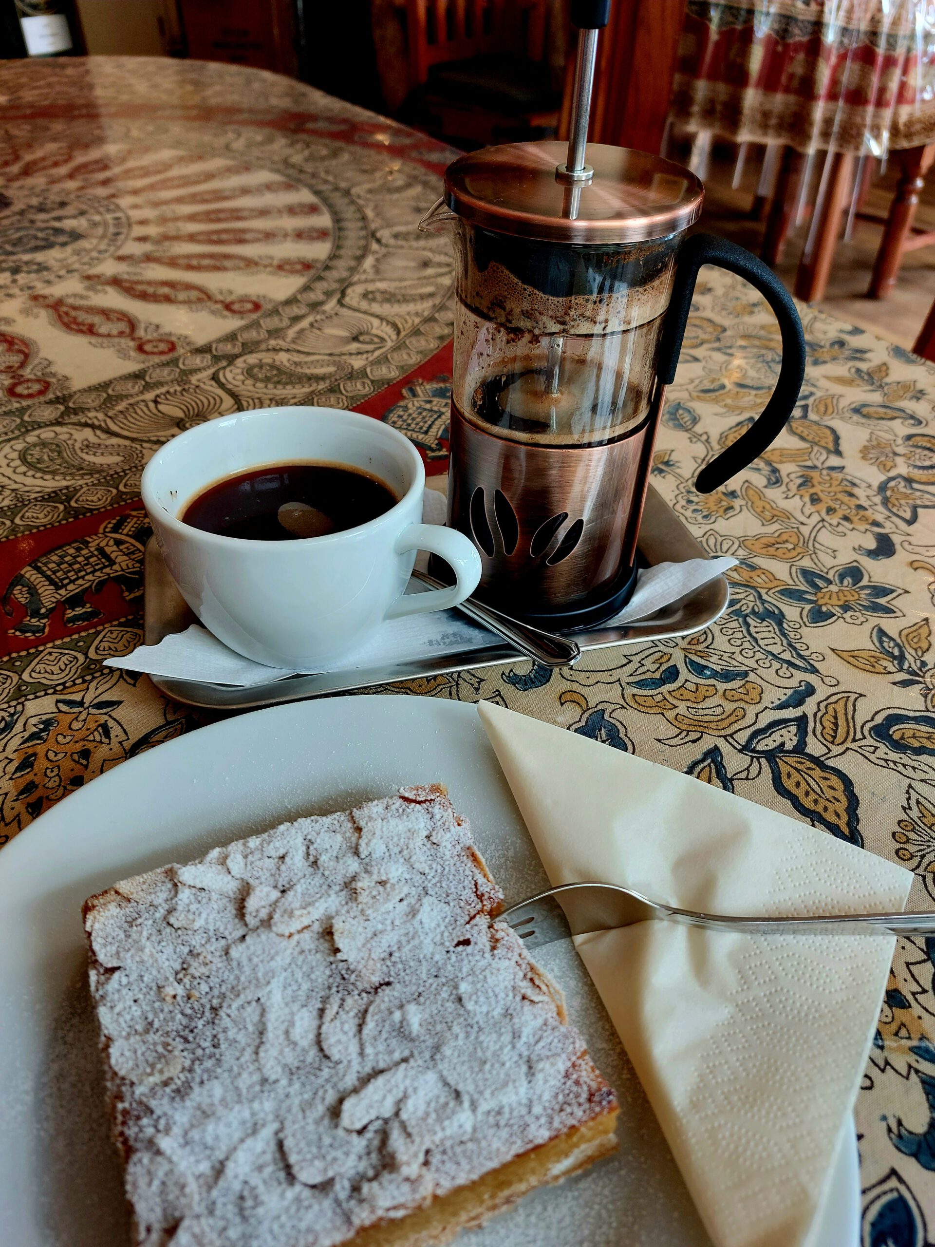 Leckerer spanischer Mandelkuchen und Kaffee im Kolonialstübchen in Sellin