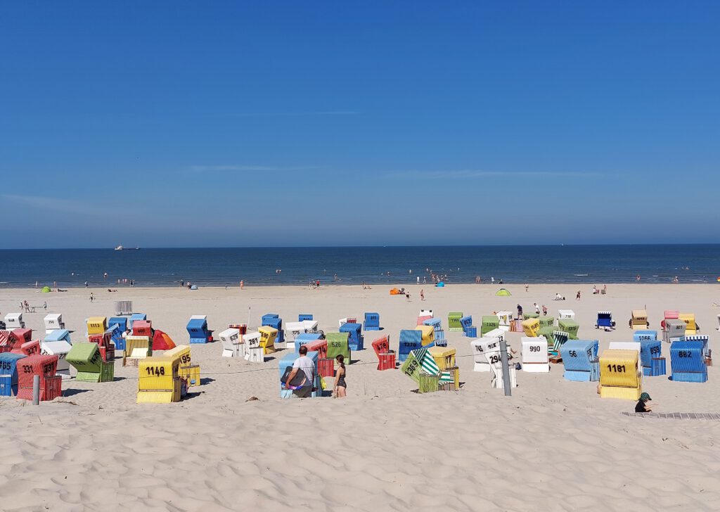 Eines der schönsten Urlaubsziele in Deutschland: Sandstrand mit Strandkörben auf Langeoog