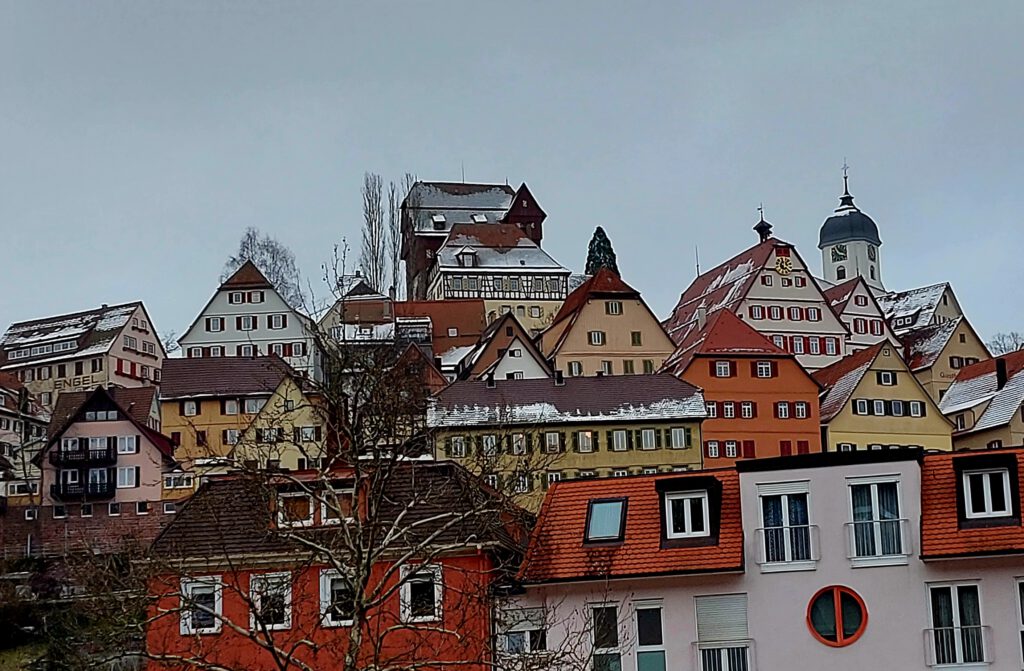 Hoch thront das Schloss über der Altstadt von Altensteig, Ausflugstipp im Nordschwarzwald