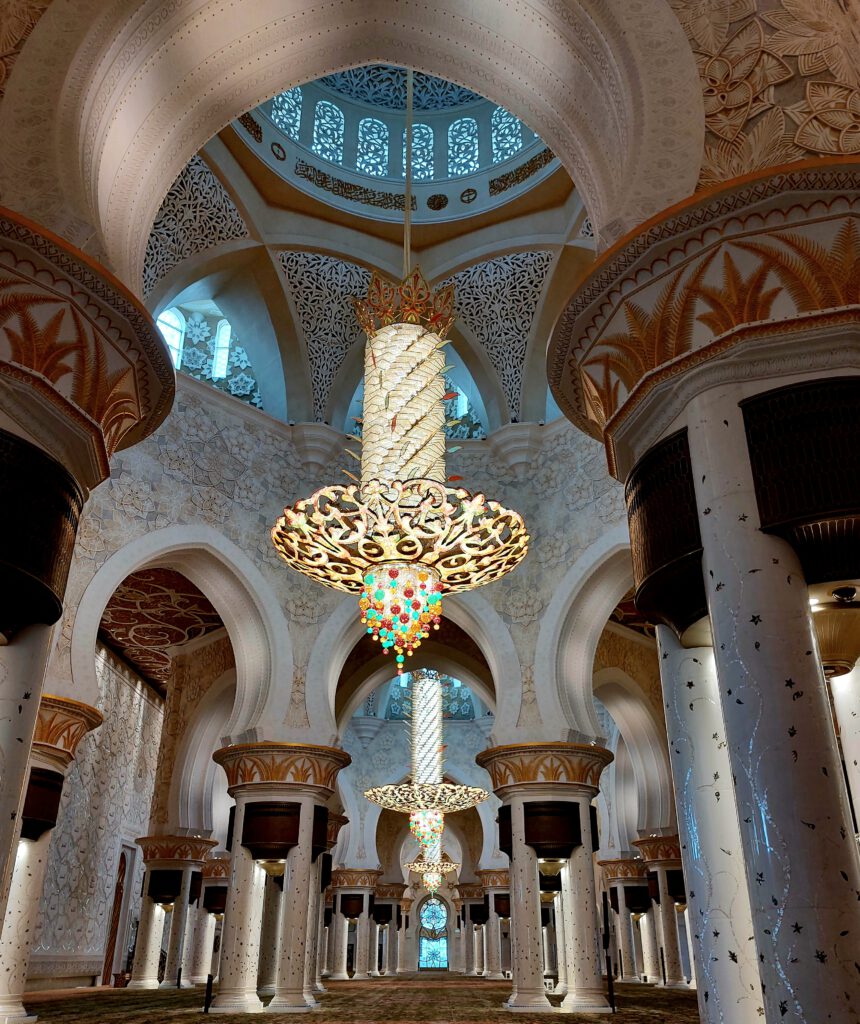 Imposante Kronleuchter in der Scheich-Zayid-Moschee in Abu Dhabi