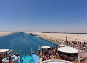 Mit dem Kreuzfahrtschiff durch den Suez-Kanal