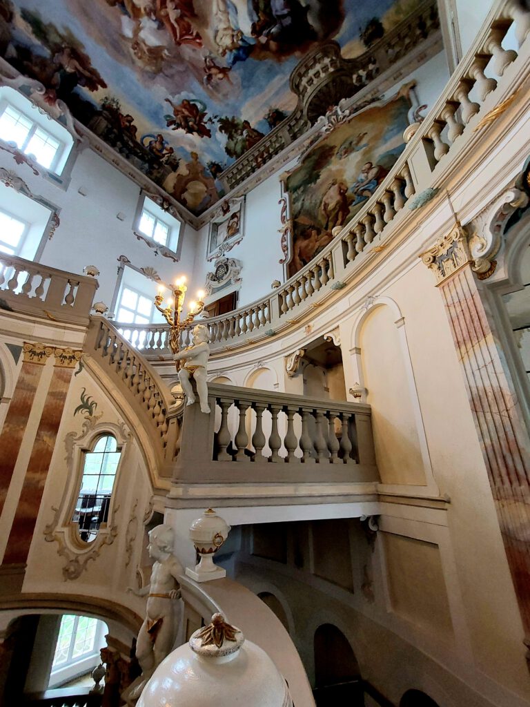 Barockes Treppenhaus im Schloss von Bad Wurzach, entdeckt beim Wandern auf der Wandertrilogie Allgäu