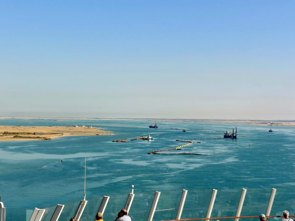 Blick vom Kreuzfahrtschiff auf den Suez-Kanal mit den Bitterseen