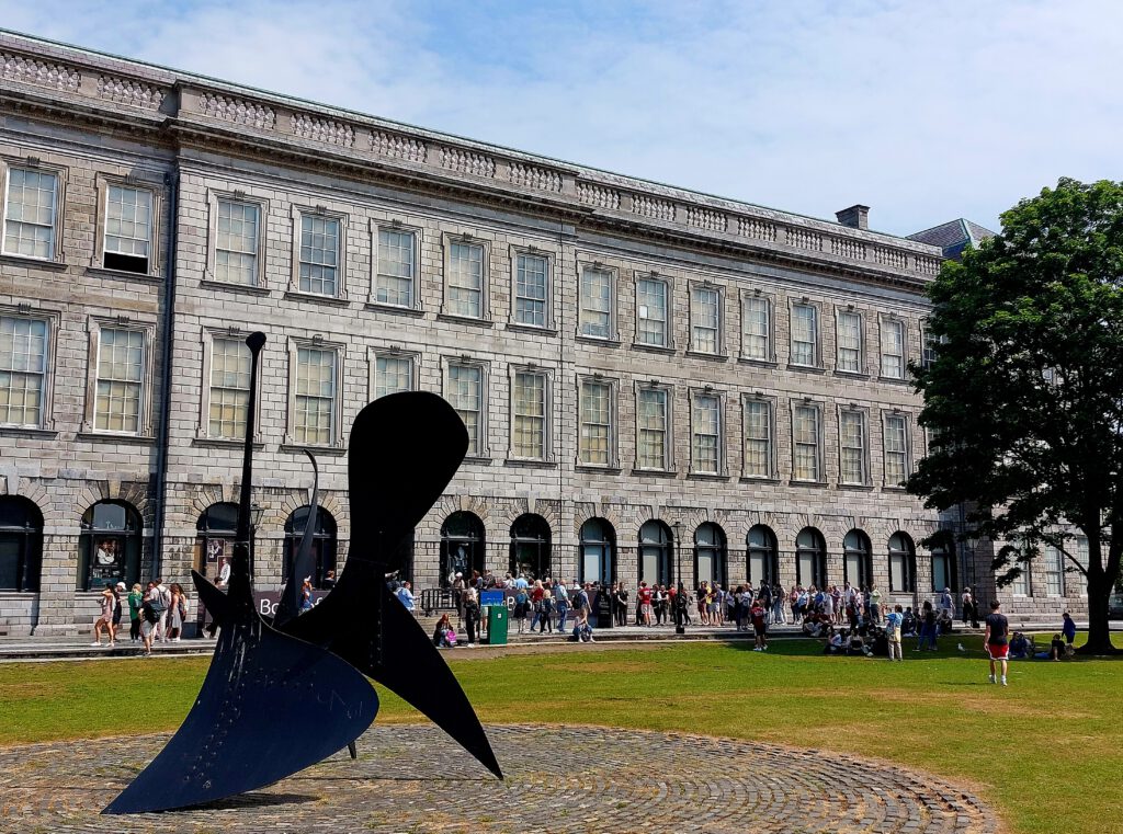 Trinity College beherbergt das Book of Kells in Dublin