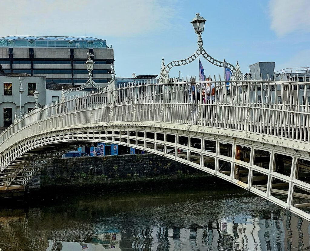 Half Penny Bridge in Dublin über den Liffey