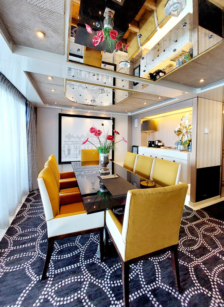 Speisezimmer der Penthouse Suite auf dem Kreuzfahrtschiff Vasco da Gama