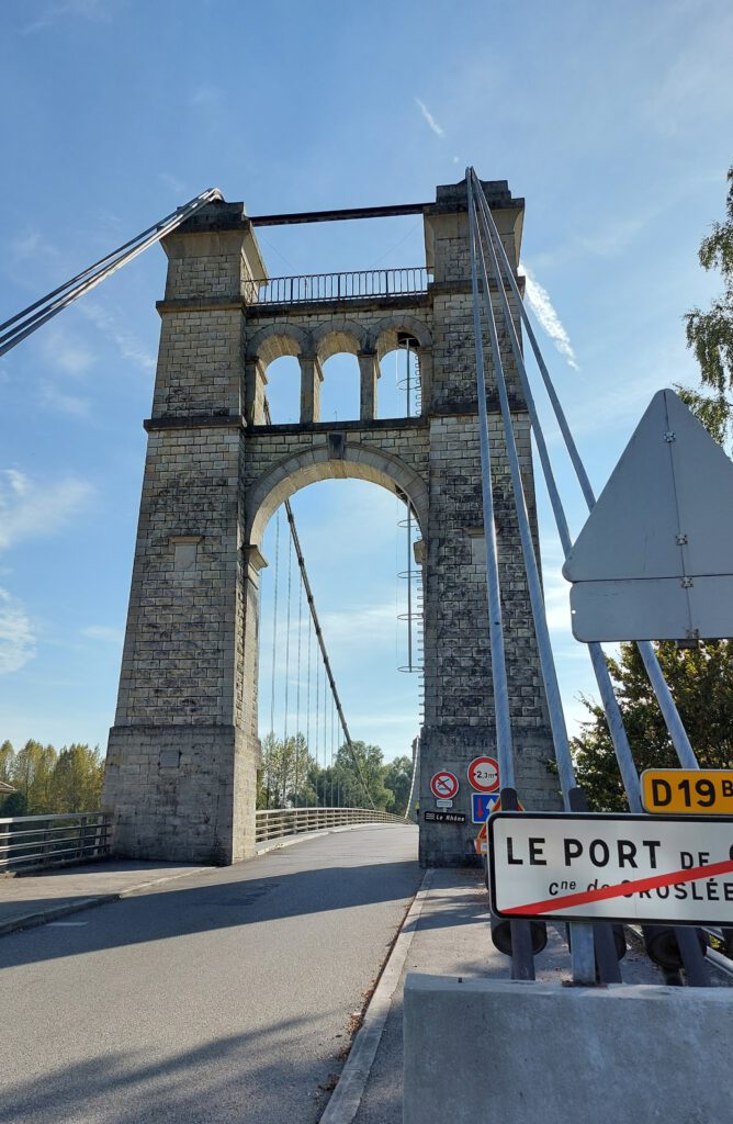 Mächtige Brücke bei Port le Groslée