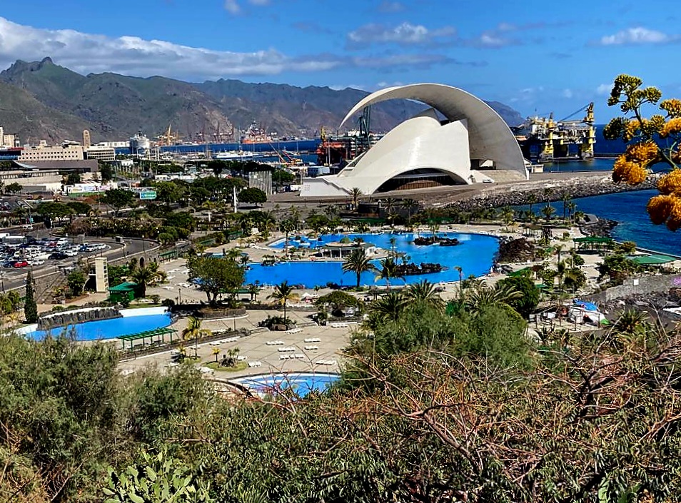 Kreuzfahrt Ausflug auf Teneriffa: Ausblick vom Palmengarten auf das Opernhaus und das Schwimmbad Caesar Manrique