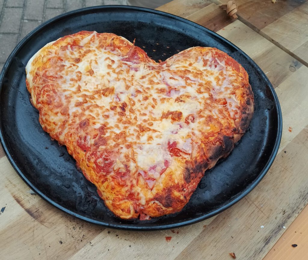 Fopa2023, herzförmige Pizza, entstanden beim Sommerferienprogramm der Gemeinde Simmersfeld