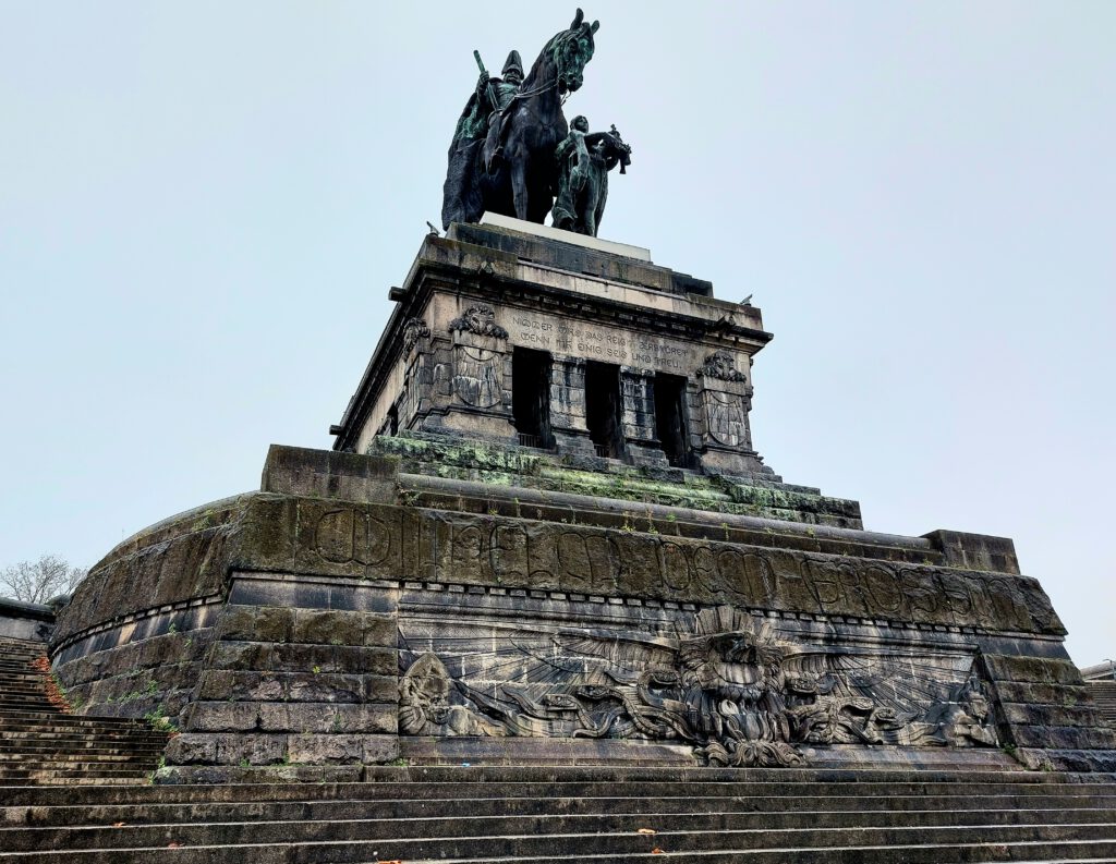 Denkmal am Deutschen Eck in Koblenz, ein Ausflugsziel während der Flusskreuzfahrt auf dem Mittelrhein mit der NickoSPIRIT