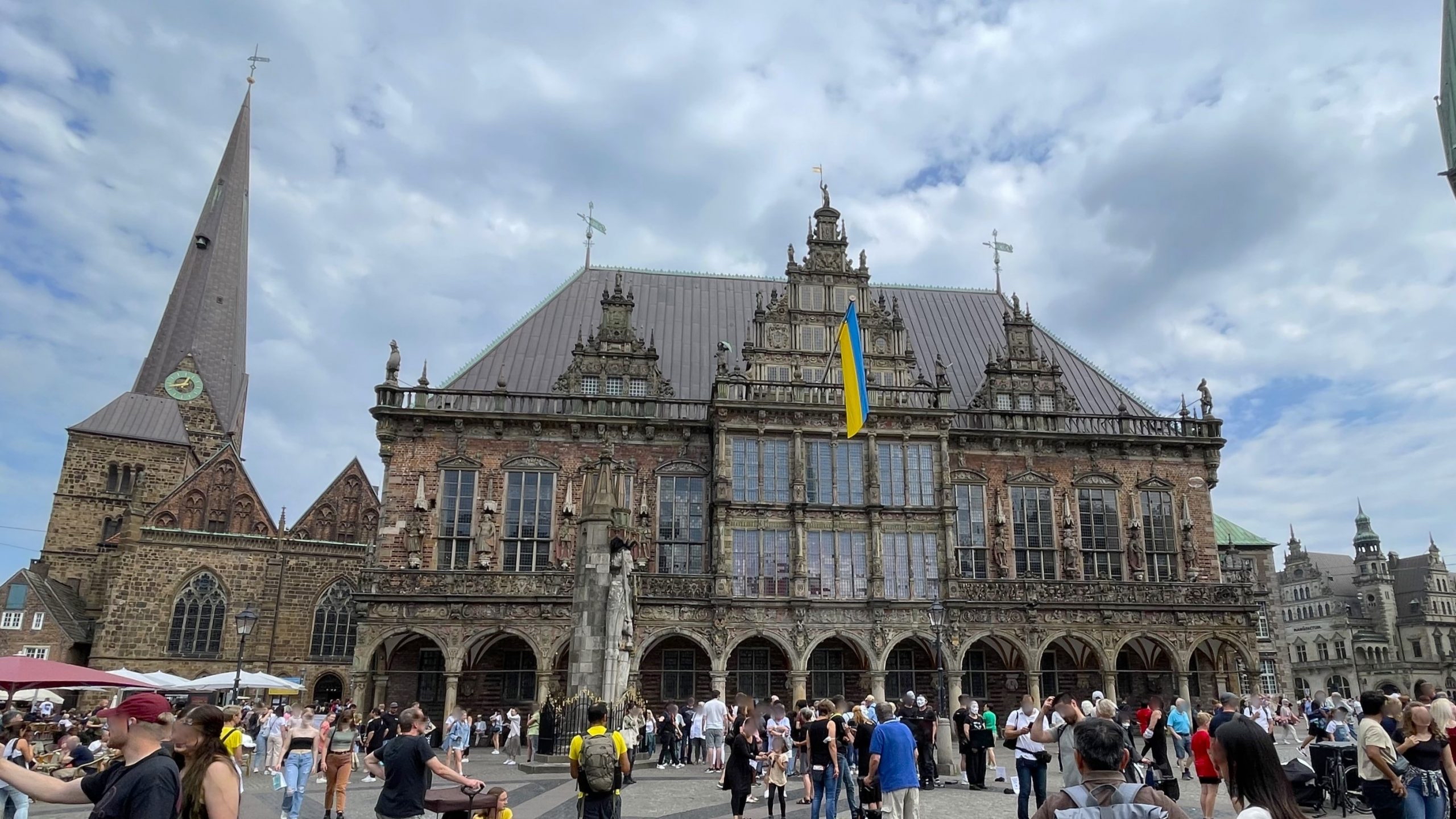 Das Bremer Rathaus mit dem Bremer Roland im Vordergrund, UNESCO-Weltkulturerbe