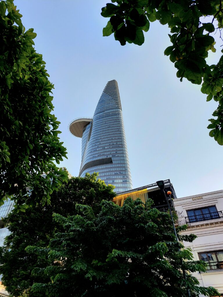 Blick von unten auf den Financel Tower in Ho-Chi-Minh-Stadt
