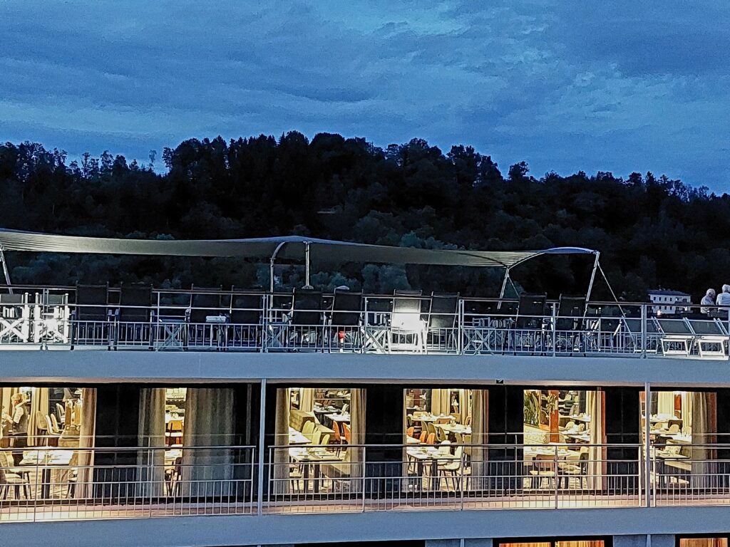 Festlich beleuchtete NickoBELVEDERE bei unserer Flusskreuzfahrt auf der Donau 