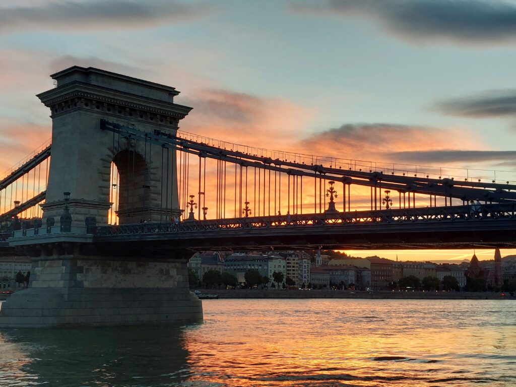 Kettenbrücke in Budapest im Sonnenuntergang