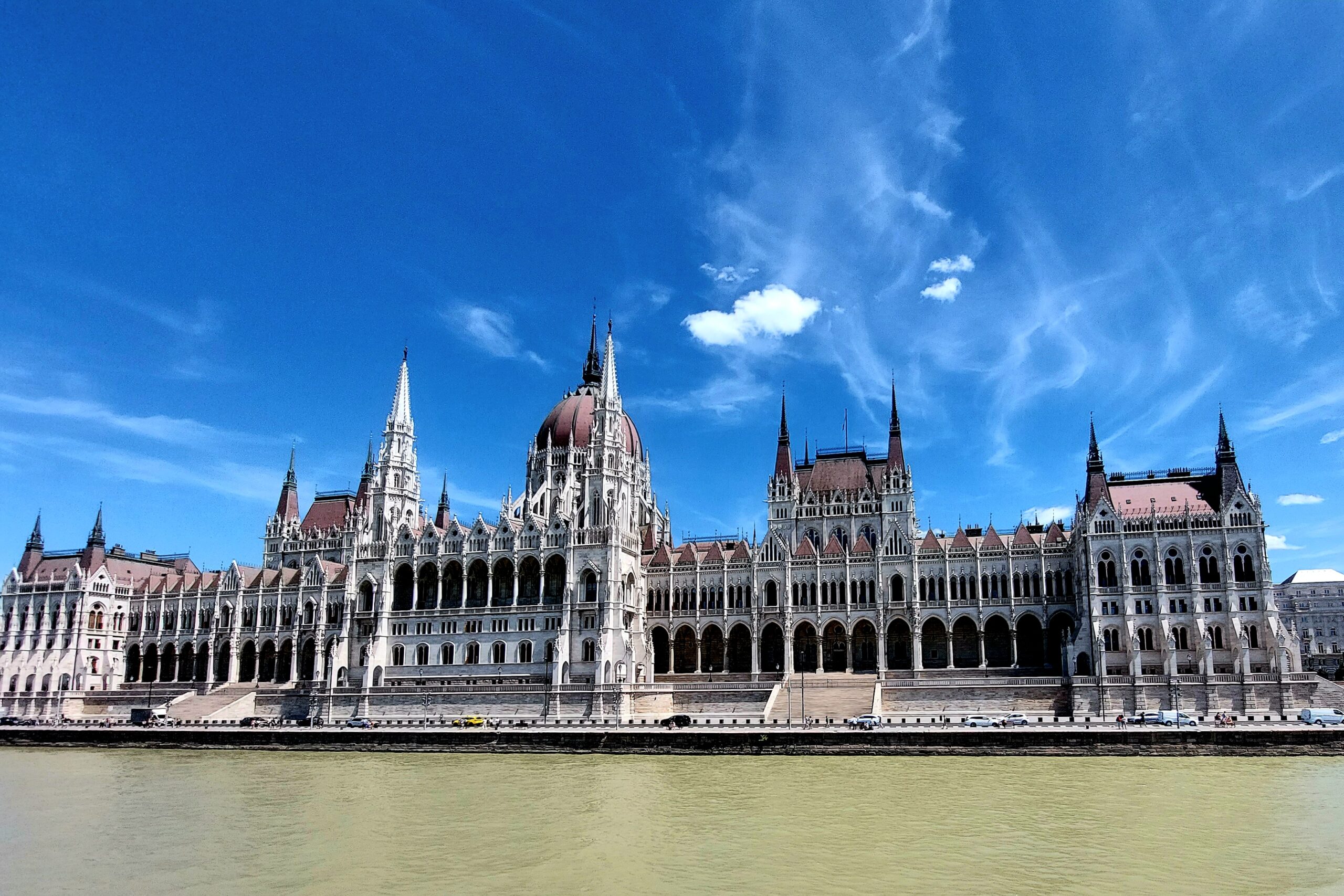 Flusskreuzfahrt auf der Donau vorbei am Parlamentsgebäude in Budapest