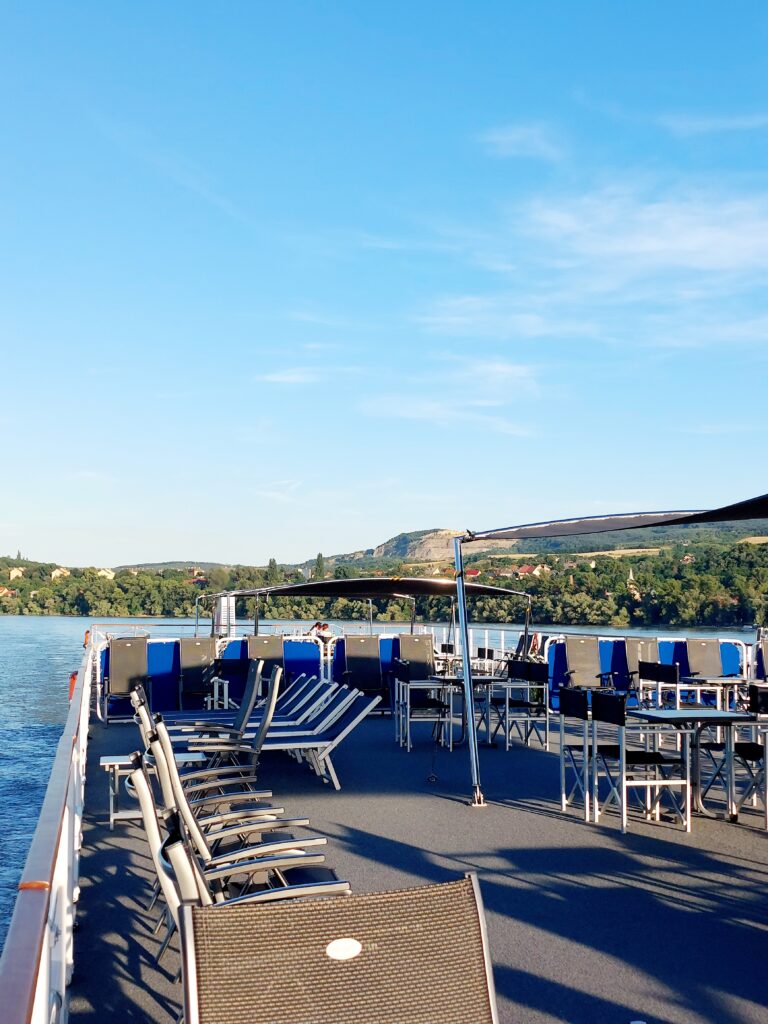 Sonnendeck auf der NickoBELVEDERE wähhrennd einer Flususkreuzfahrt auf der Donau