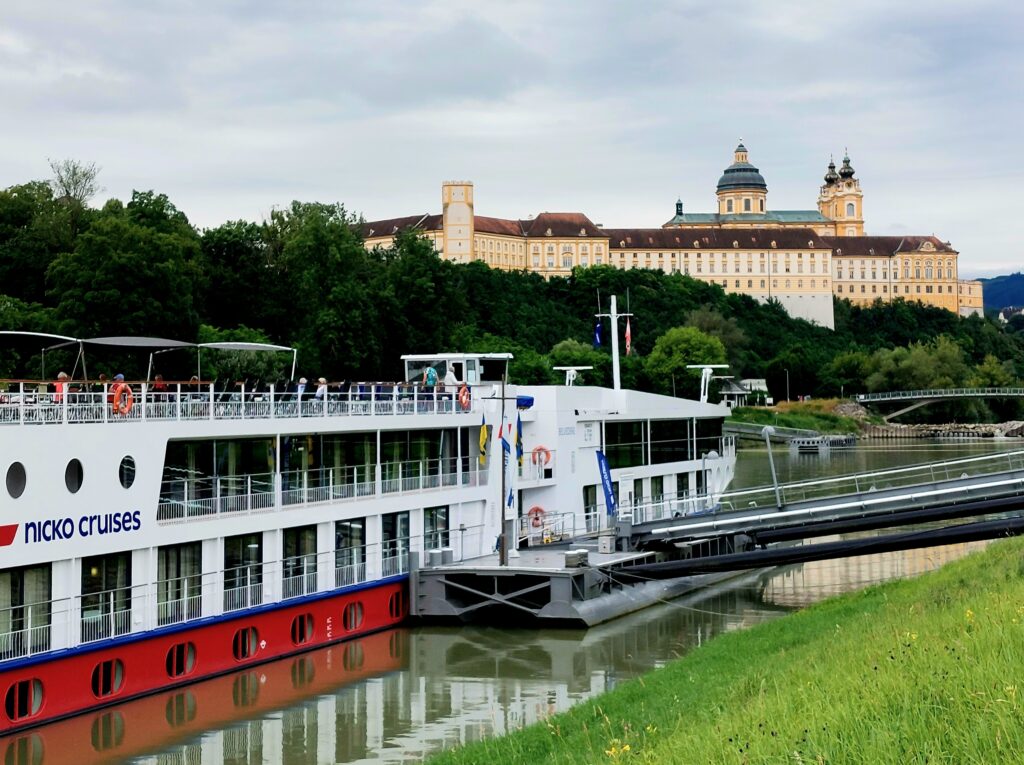 Die NickoBELVEDERE liegt in Melk direkt vor dem Stift