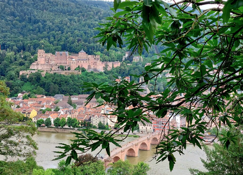 Spektakuläre Aussicht vom Philosophenweg auf die Altstadt von Heidelberg 