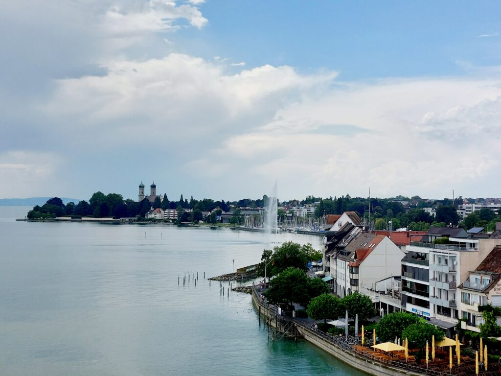 Aussicht vom Moleturm auf Friedrichshafen und den Bodensee 