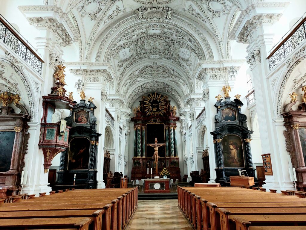 Prächtiger Innenraum der Schlosskirche in Friedrichshafen 